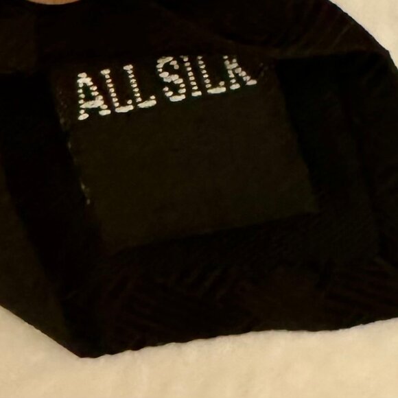 MERGE LEFT MEN'S NECKTIE 100% SILK...SHOWS A BOTTLE POURING ALCOHOL INTO A GLASS - Picture 6 of 12